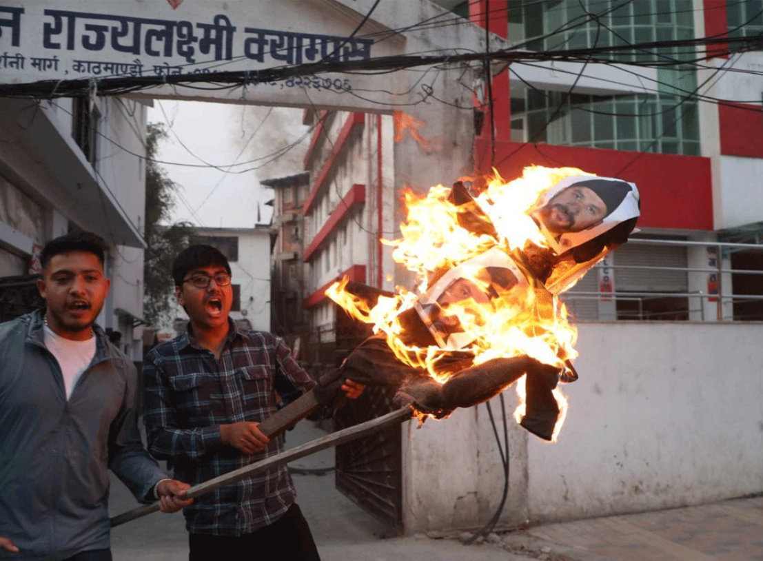 गृहमन्त्रीको राजीनामा माग्दै पुत्ला दहन