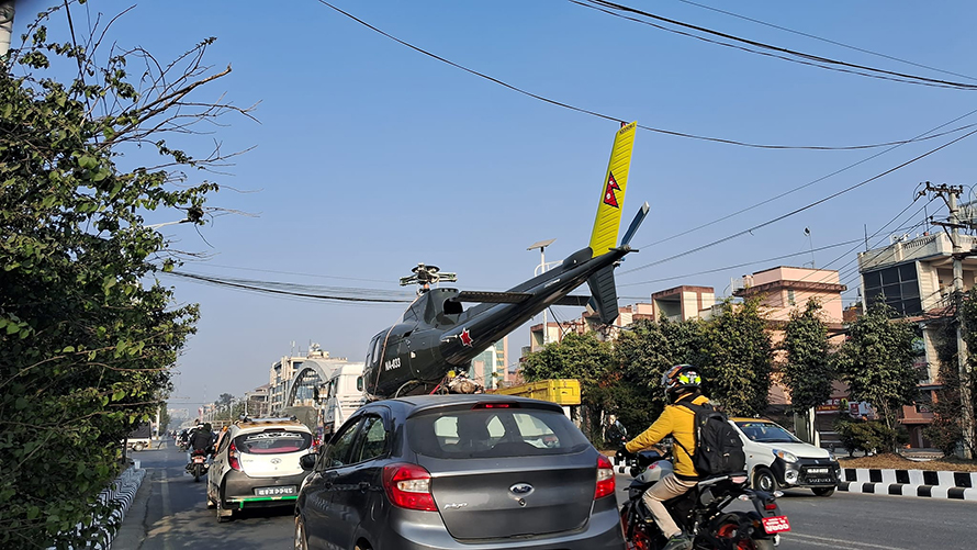 प्रदर्शनीमा राख्न ट्रकमा राखेर जंगीअड्डा पुर्‍याइयो सैनिक हेलिकोप्टर