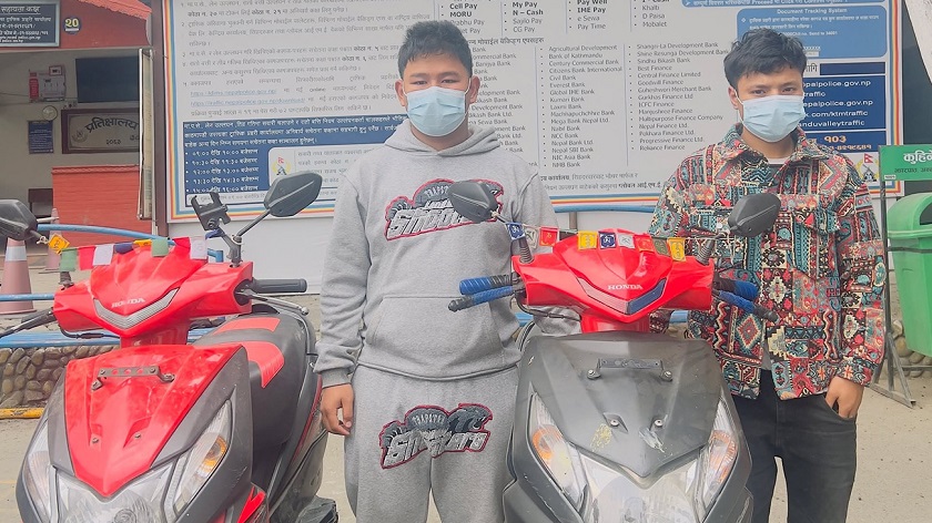 स्कुटर चोरीमा संलग्न रहेको आरोपमा दुई जना प्रहरीको नियन्त्रणमा
