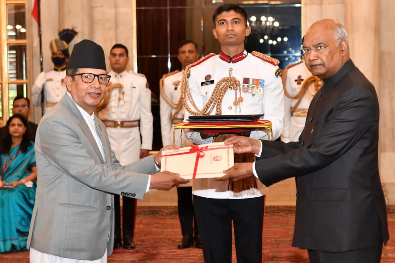 भारतका लागि नेपाली राजदूत शर्माले बुझाए भारतीय राष्ट्रपतिसमक्ष ओहोदाको प्रमाणपत्र