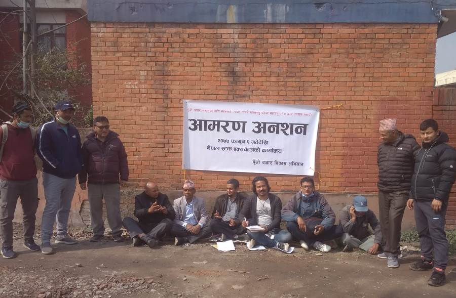 सेयर बजार सुधारको माग राख्दै लगानीकर्ता तिलक कोइरालाले गरे आमरण अनसन