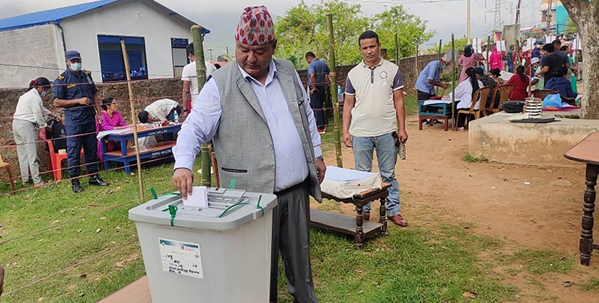 तनहुँमा श्रममन्त्री श्रेष्ठले गरे मतदान