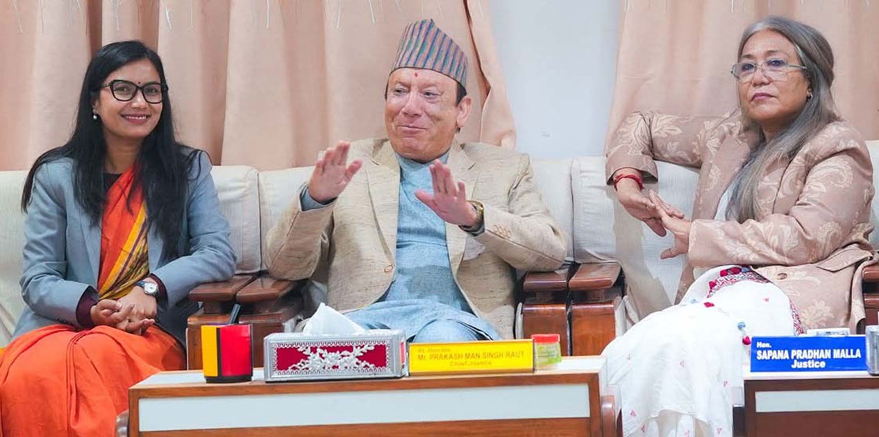 मन्त्री गौतम र प्रधान न्यायाधीश राउतबीच शिष्टाचार भेट