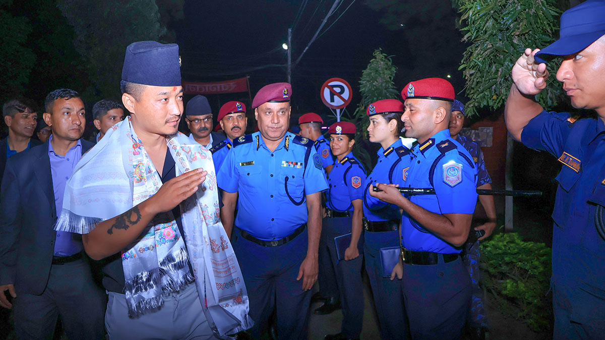 गृहमन्त्री गुरुङ मध्यरातमा प्रहरी शिक्षालयको निरीक्षणमा पुग्दा...