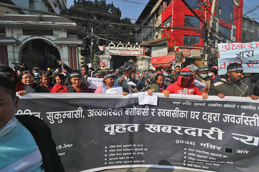काठमाडौं महानगर अगाडि सुकुम्बासी बस्तीका बासिन्दाको प्रदर्शन