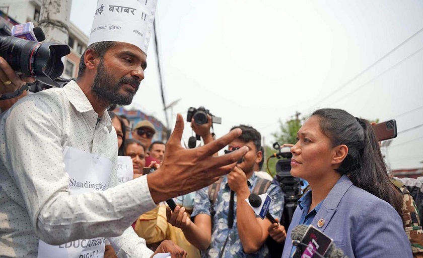 बालविकास शिक्षा सुधारको माग गर्दै अनसनमा बसेका चापागाईंलाई भेट्न पुगिन् शिक्षामन्त्री