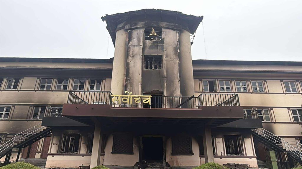 सर्वोच्च अदालतमा आगो निभाउन  महानगरपालिकाको दमकल आयो