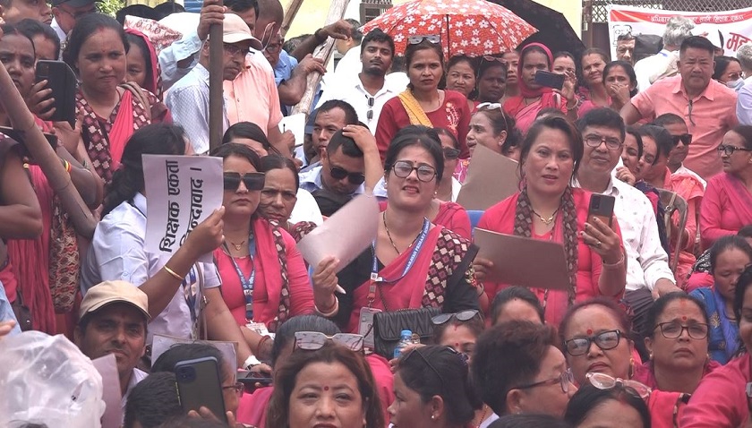 प्रस्तावित शिक्षा ऐनको विरोधमा मन्त्रालयअगाडि धर्ना