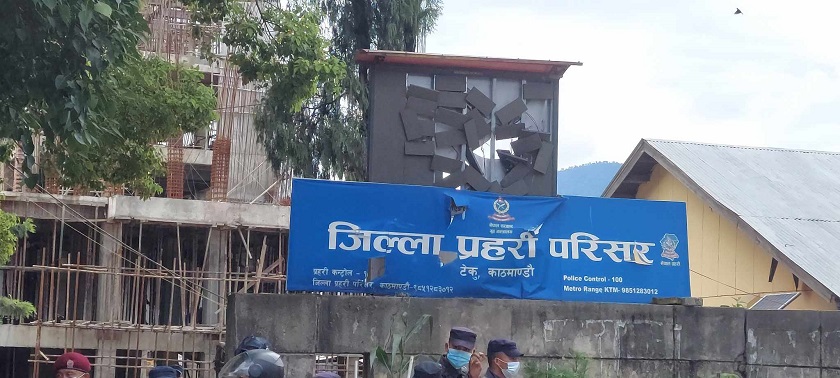 प्रदर्शनकारीको ढुंगा प्रहारबाट टेकु प्रहरी परिसरको बोर्डमा क्षति