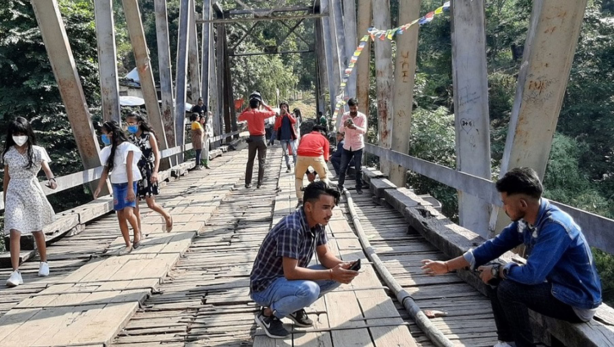 एकदमै पुरानो काठेपुलमा आन्तरिक पर्यटक रमाउँदै