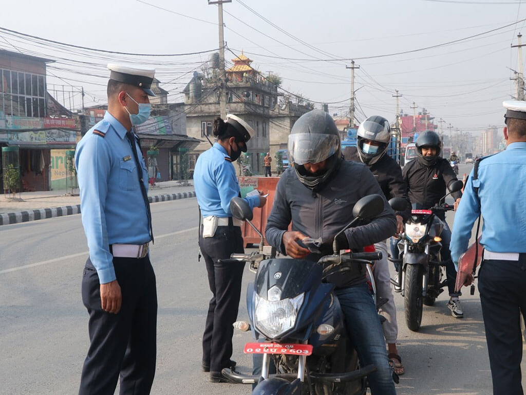 एक हजार ९२२ जना सवारी चालक कारवाहीमा