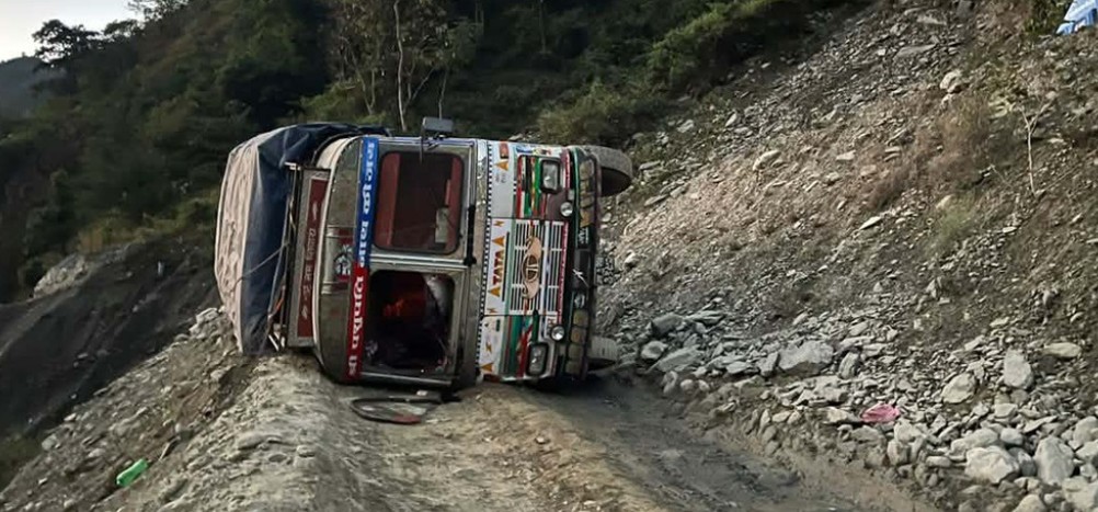 कान्तिलोकपथमा ट्रक पल्टिँदा सडक पूर्णरूपमा अवरुद्ध