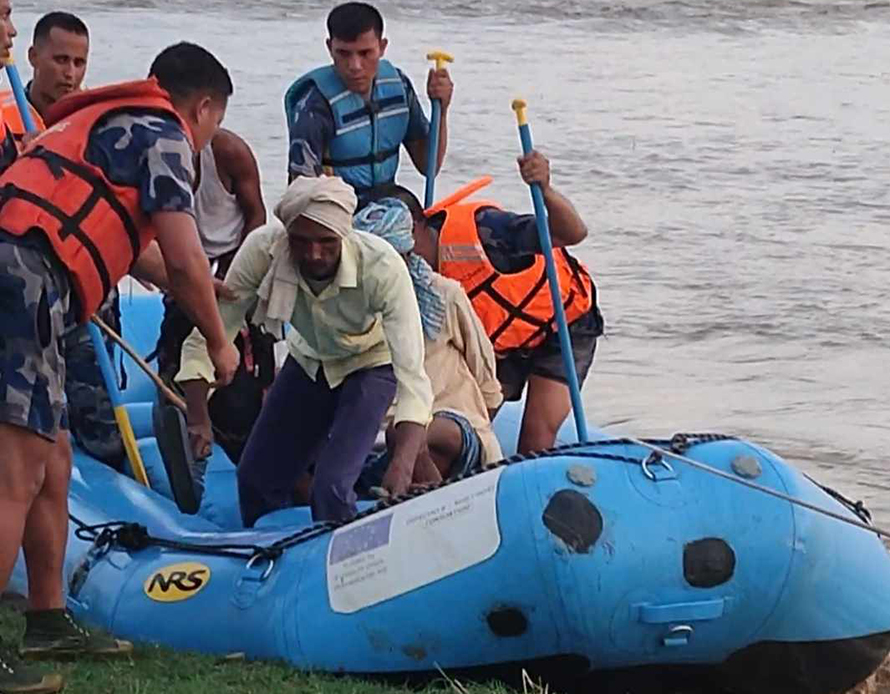 राप्तीको बाढीमा फसेका २६ जनाको सकुशल उद्धार