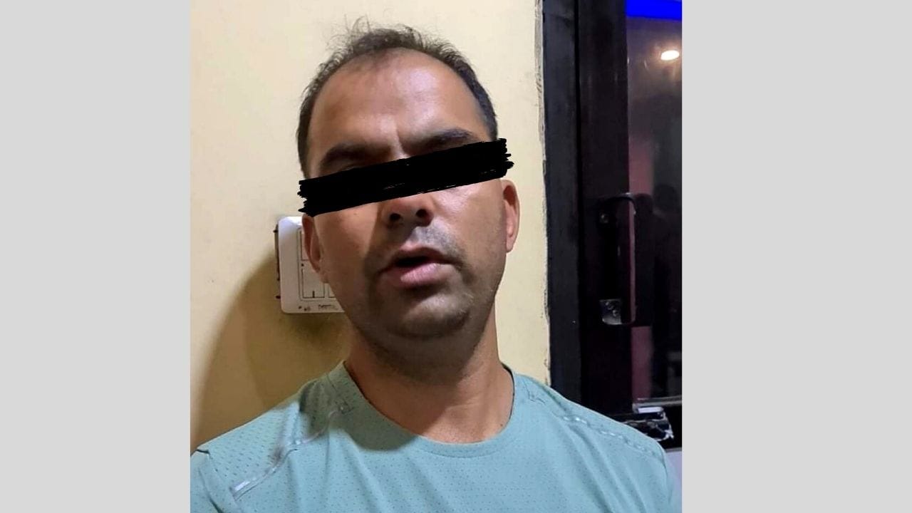 उन्नाइस करोड ४३ लाखको चेकसहित मिटरब्याजी पक्राउ