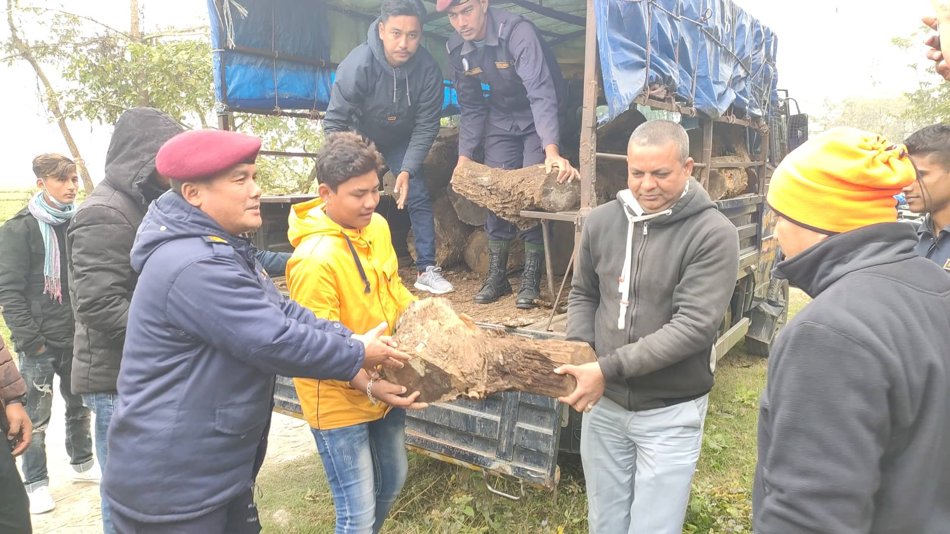 चितवनसहित देशैभर चिसो बढ्दो, प्रभावित परिवारलाई दाउरा वितरण