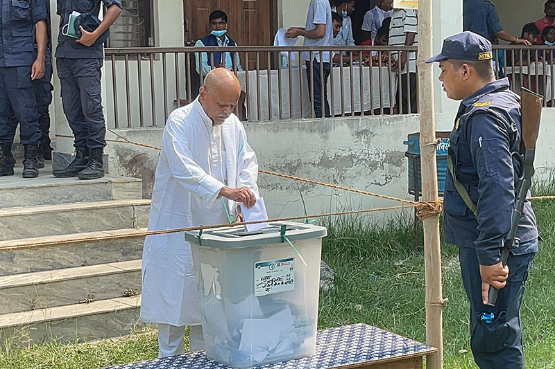 पूर्वराष्ट्रपति यादवले गरे मतदान