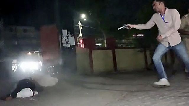उत्तर प्रदेशमा प्रहरीकै अगाडि पूर्वसांसद र उनका भाइको हत्या, कसले चलायो गोली ?