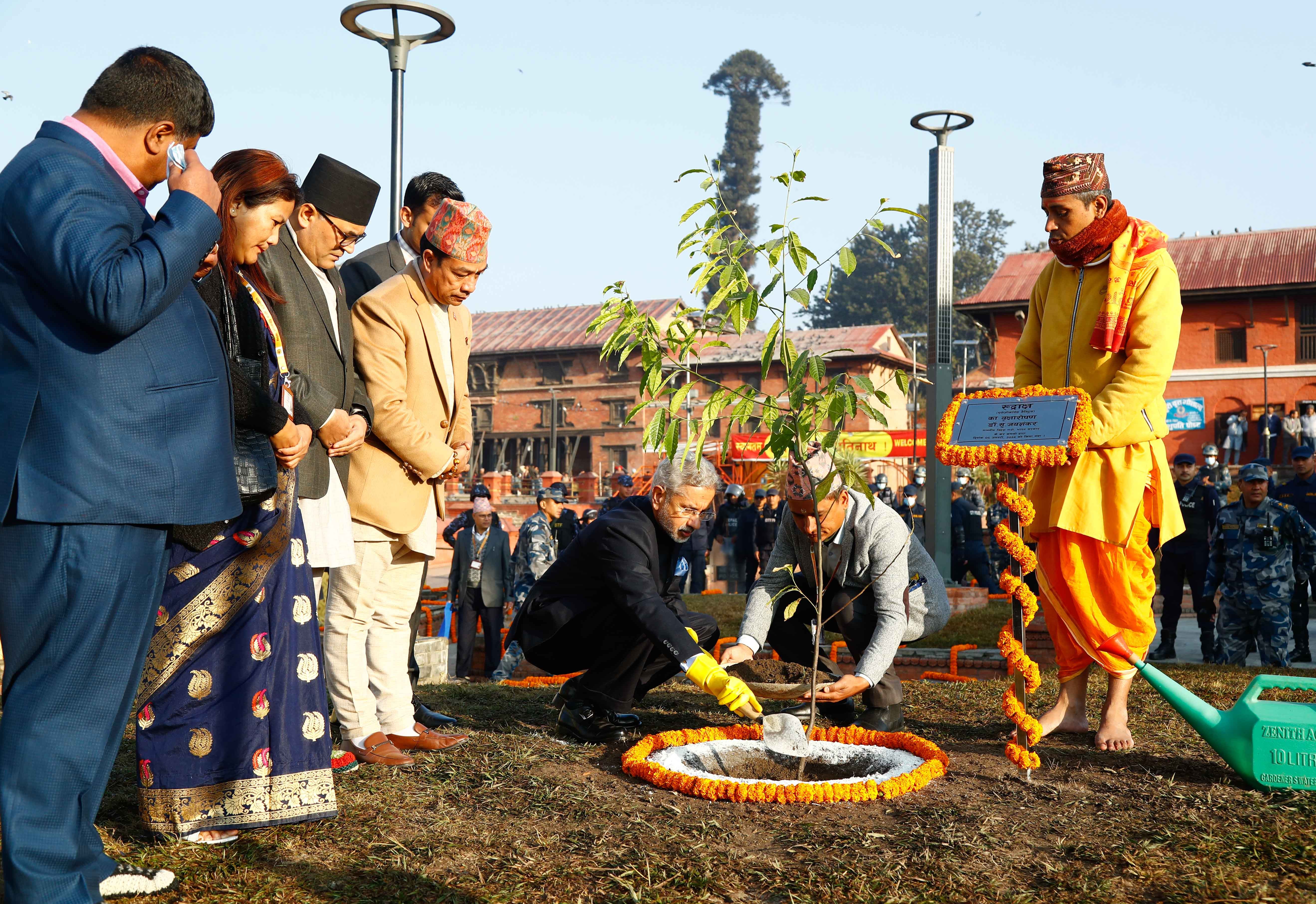 भारतीय विदेशमन्त्री जयशंकरले गरे पशुपतिनाथको दर्शन, परिसरमा वृक्षारोपण