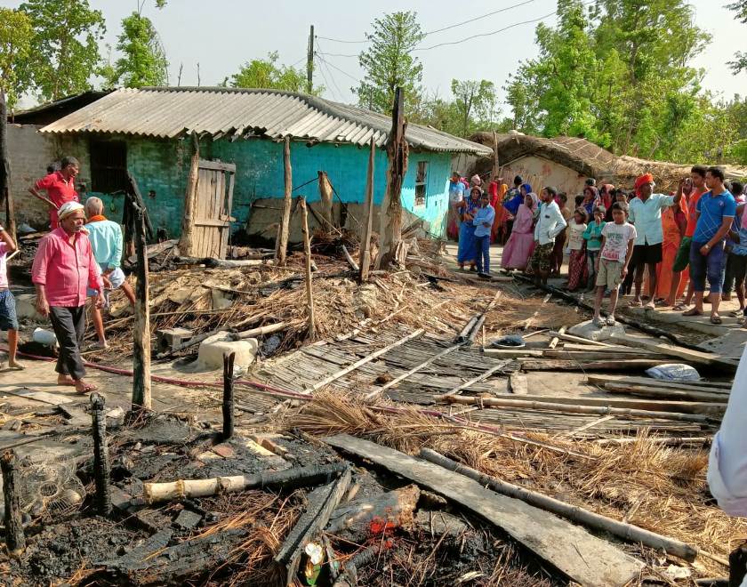 सर्लाहीको धन्कौलमा भीषण आगलागी, १३ घर जलेर नष्ट