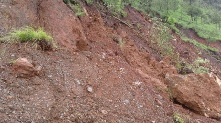 पर्वतको जलजलामा ३०० परिवार पहिराको जोखिममा