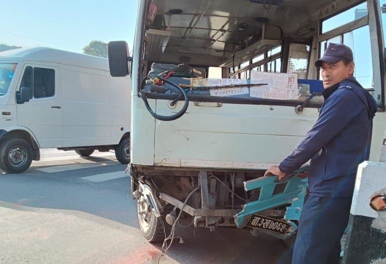 बसले मोटरसाइकल र भ्यानलाई ठक्कर दिँदा एक युवतीको मृत्यु, ३ जना घाइते