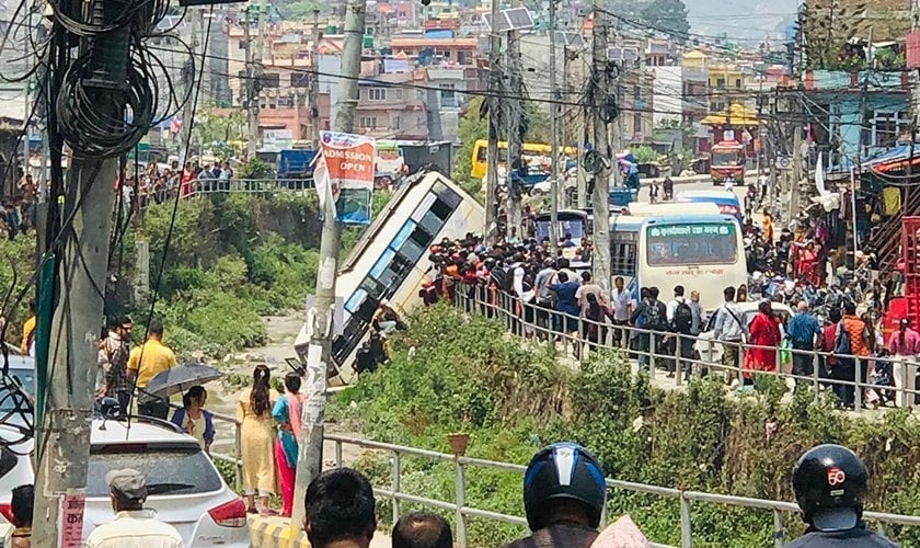 काठमाडौँको शेषमति खोलामा बस र मोटरसाइकल खस्दा १० जना घाइते