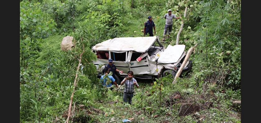 फिदिममा जिप दुर्घटना हुँदा १ जनाको मृत्यु, १३ घाइते