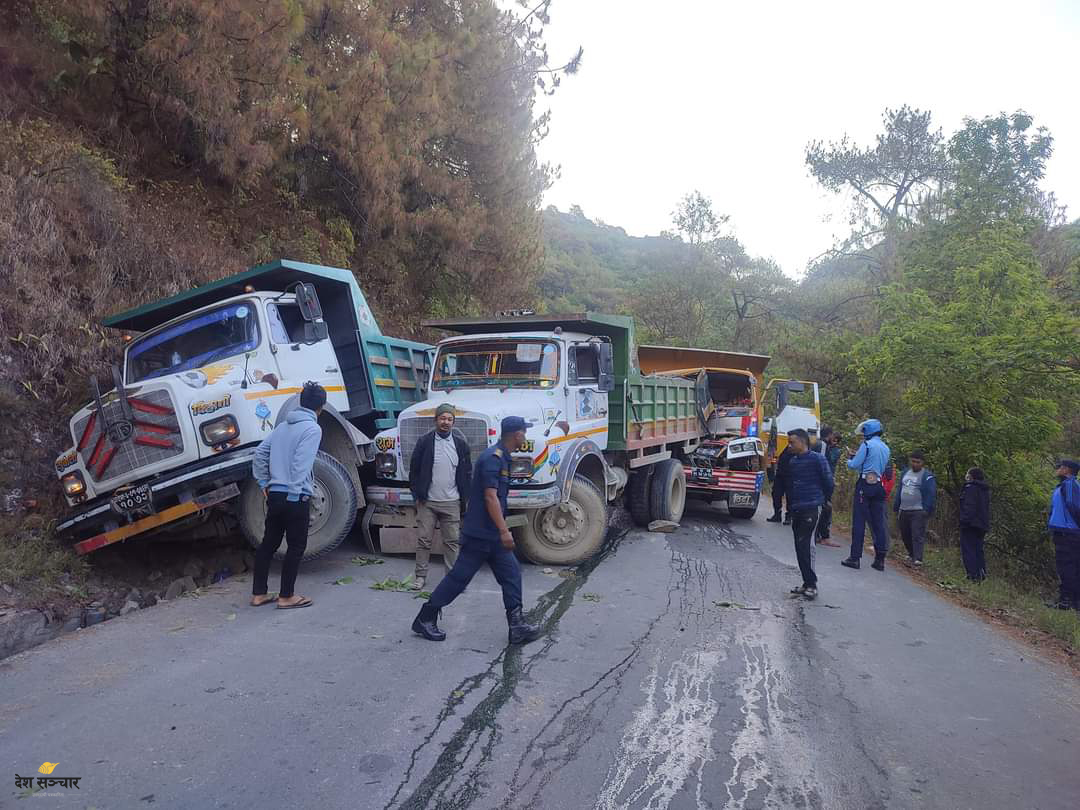 लप्सीफेदोको जंगलमा एकैसाथ चारवटा टिपर दुर्घटना