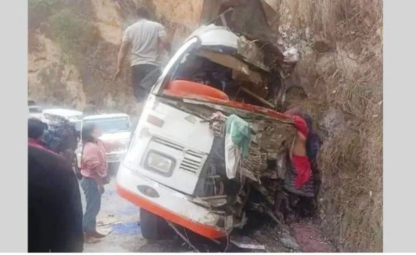 सिन्धुलीमा यात्रुवाहक बस दुर्घटना हुँदा ५ जनाको मृत्यु, चालक फरार