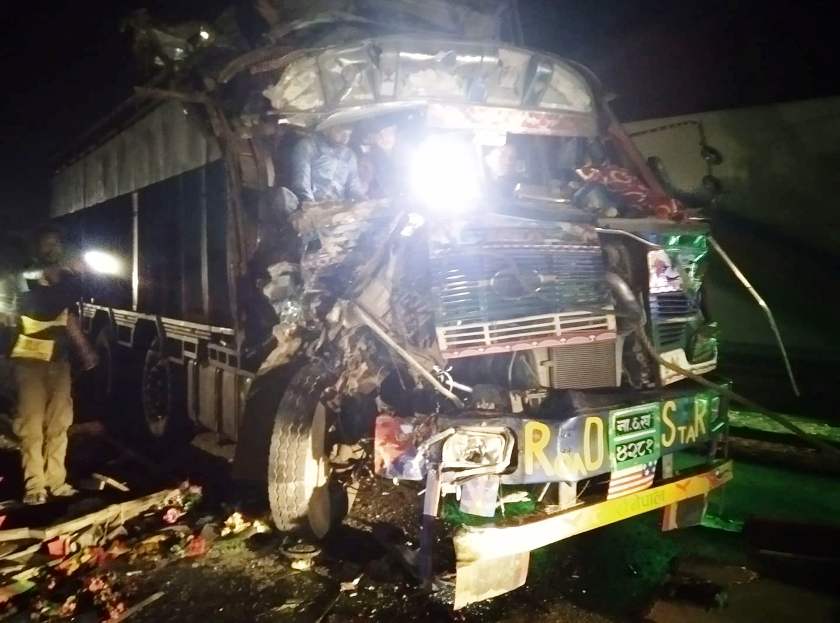 आप्रवासी बोकेको ट्रक मेक्सिकोमा पल्टियो, ४९ जनाको मृत्यु
