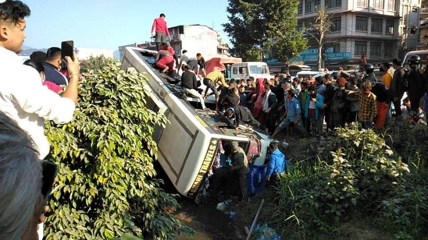 दाङमा यात्रुवाहक बस दुर्घटना, २९ जना घाईते