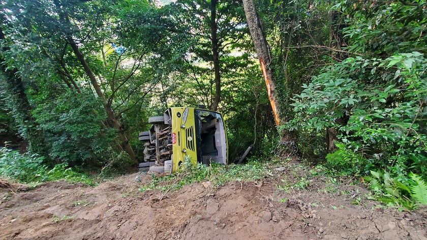 कर्मचारी बोकेको अस्पतालको बस दुर्घटना हुँदा ३८ जना घाइते, एक जनाको मृत्यु