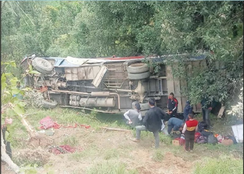 बैतडीमा बस दुर्घटना  :एकजनाको मृत्यु, ३९ जना घाइते