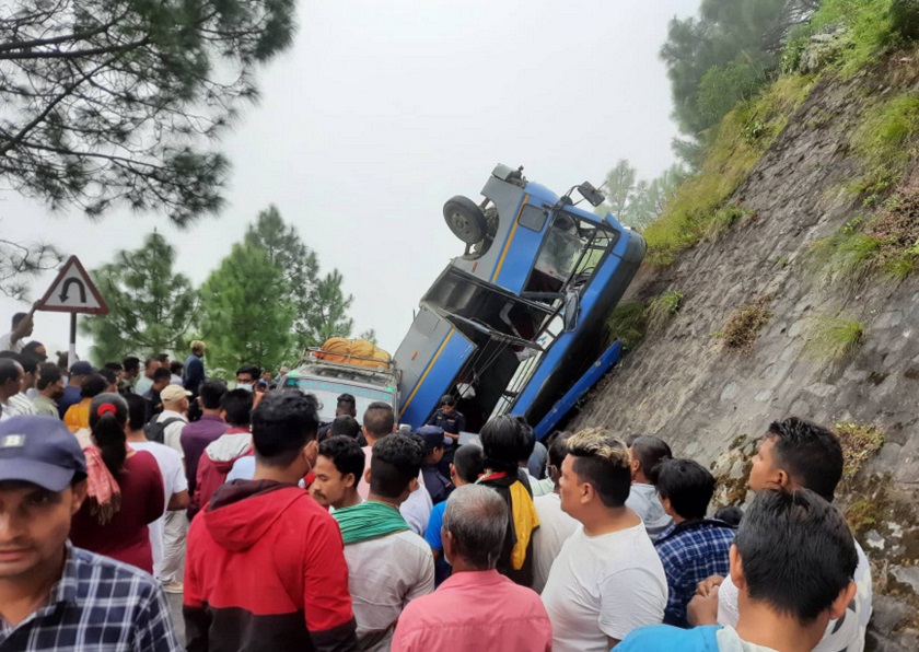 मकवानपुरको भीमफेदीमा बस दुर्घटना हुँदा ७ जनाको मृत्यु