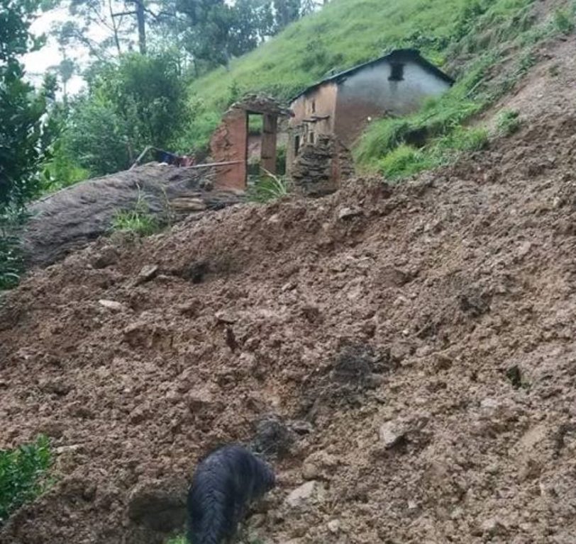 चन्द्रागिरिमा पहिरोले घर पुरिदा तीन जनाको मृत्यु