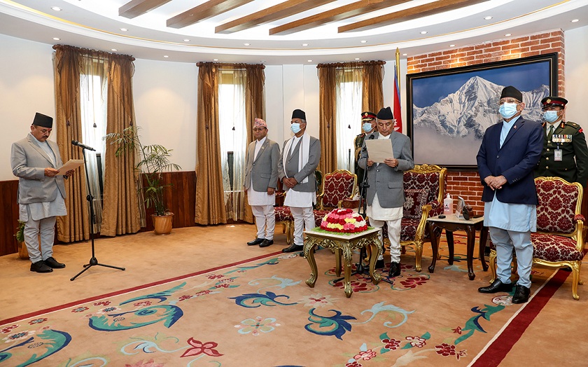 नवनियुक्त महिला तथा बालबालिका मन्त्री सुरेन्द्रराज आचार्यले लिए शपथ