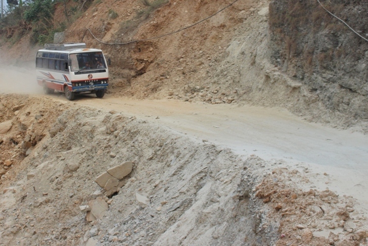 दिक्तेल–साप्सुखोला सडक स्तरोन्नतीमा चरम ढिलासुस्ती