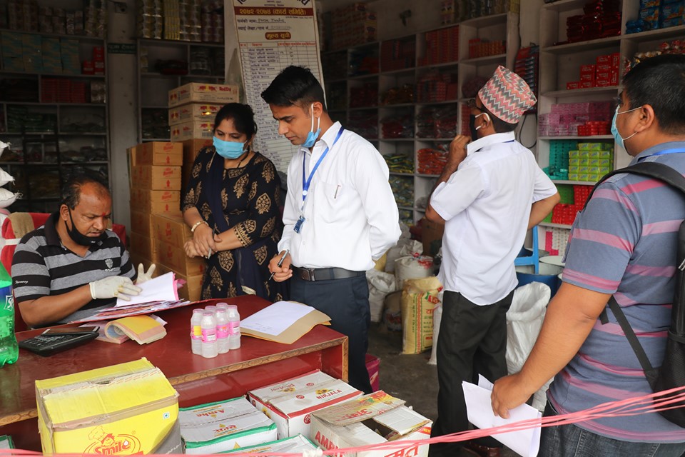 प्रशासनको आकस्मिक अनुगमन, नारायणगढका व्यवसायीहरु सटर बन्द गरेर भागे