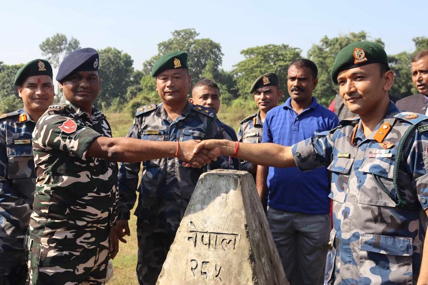 नेपाल-भारत सीमा स्तम्भको मर्मत गर्दै सशस्त्र प्रहरी