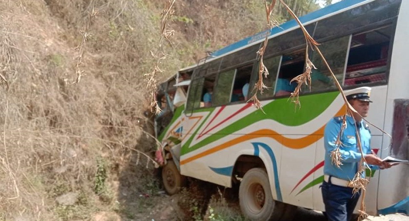 अर्घाखाँचीमा बस दुर्घटना हुँदा १० जना घाइते