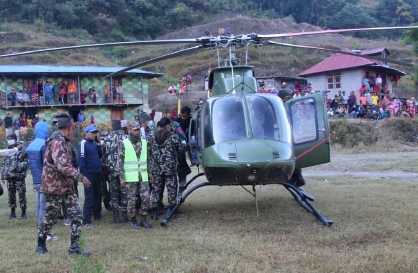 भूकम्पबाट घाइते भएकाको उद्धारमा सेना [तस्वीरहरू]