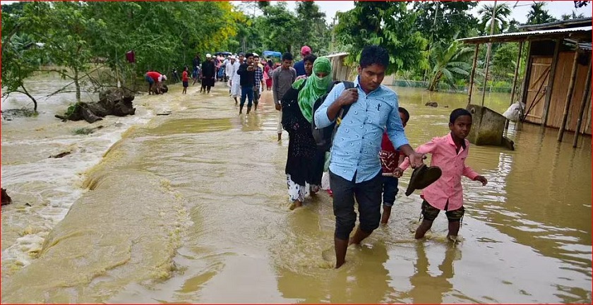 असाममा बाढी-पहिरोः ५ सय परिवार रेलमार्गको ट्र्याकमा बस्न बाध्य