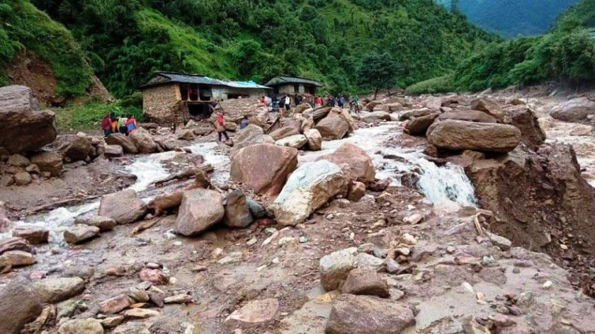 पहिरोबाट थुनिएको खोलाले बस्ती बगाउदा १४ को मृत्यु, एकै घरका ५ सहित ३९ बेपत्ता