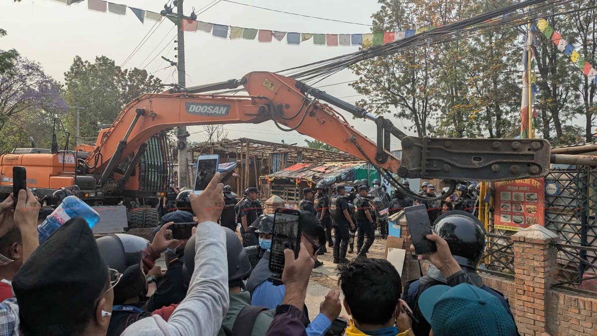 थापाथलीस्थित सुकुम्वासी वस्तीमा चल्यो डोजर