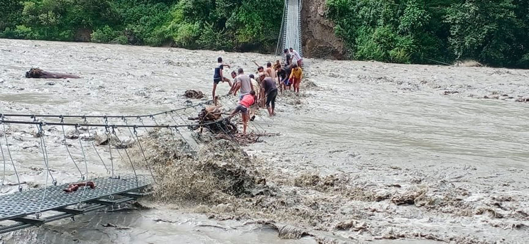 जोखिमपूर्ण यात्रा गर्दै स्थानीयवासी