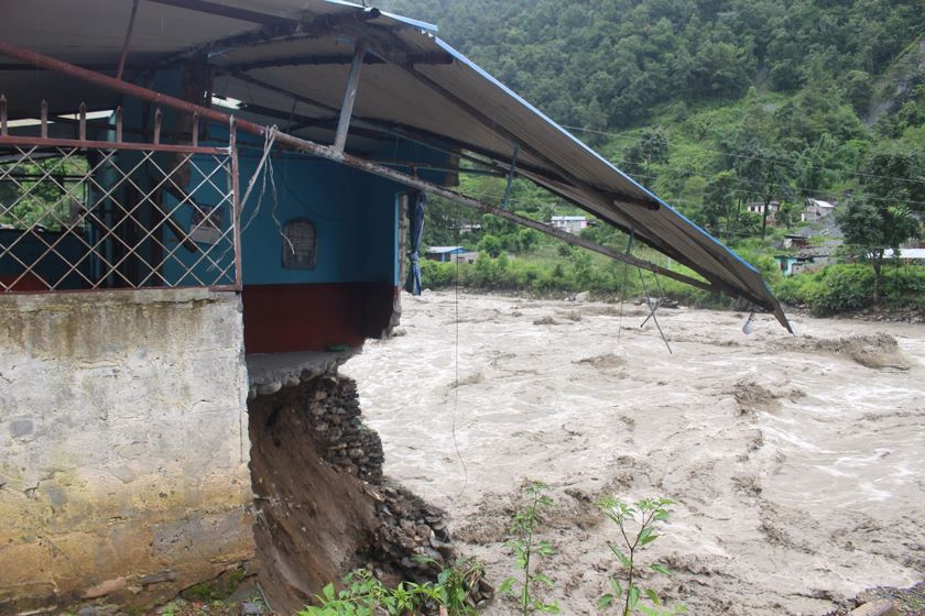 नेपालमा बाढी र पहिरोबाट ५२ जनाको मृत्यु