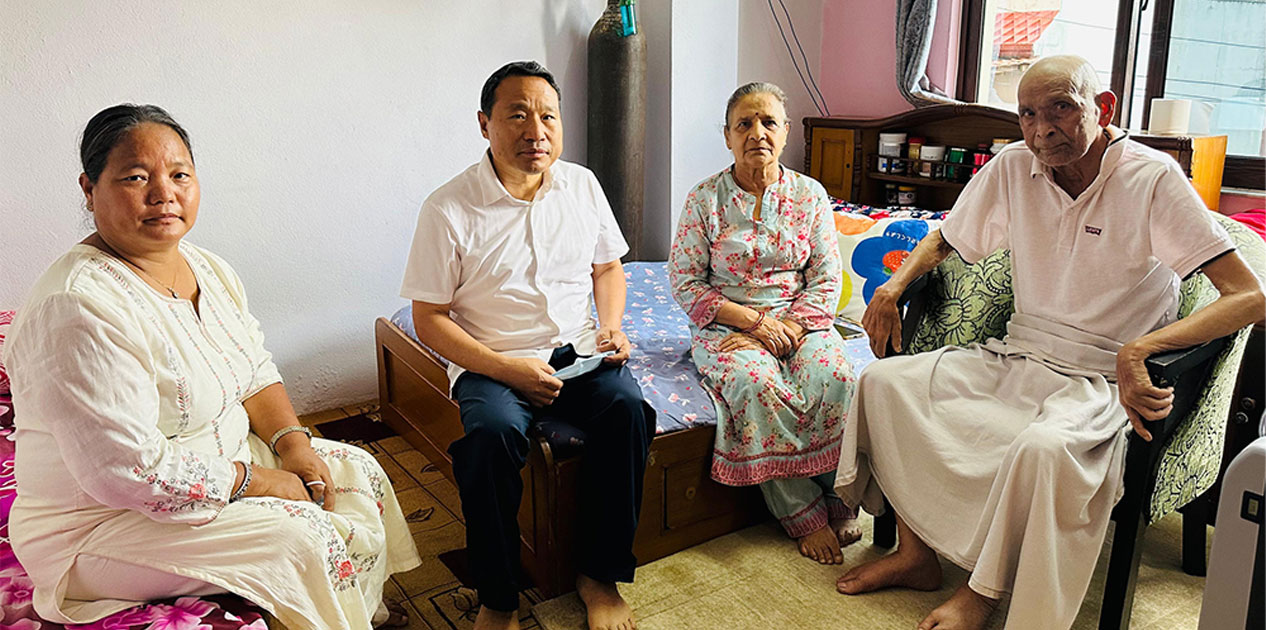वर्षमान पुन र ओनसरी घर्तीले लिए मोहन वैद्यलाई भेटेर स्वास्थ्य अवस्थाबारे जानकारी