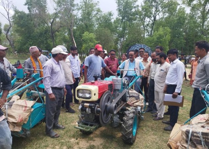 बाँकेमा किसानलाई अनुदानमा कृषि उपकरण