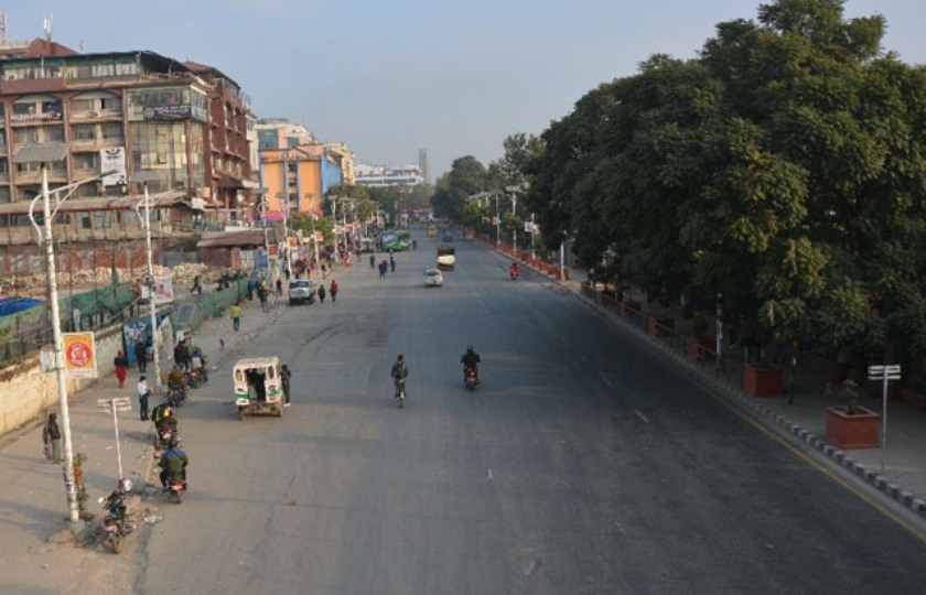 काठमाडौंमा दुधको गाडीसंगै सार्वजनिक यातायातमा तोडफोड