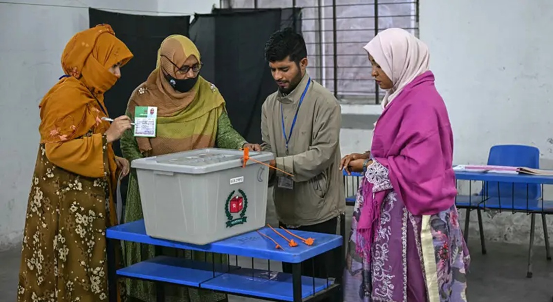 शेख हसिना भारत भागेपछि बंगलादेशमा आज पहिलोपटक  मतदान हुँदै